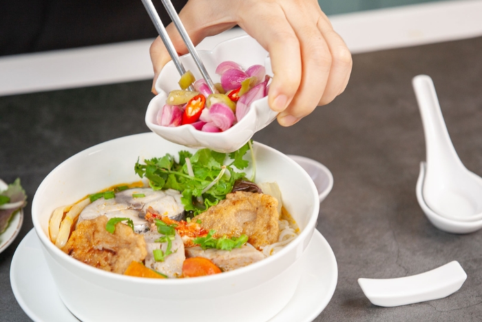 Fish cake noodle soup 