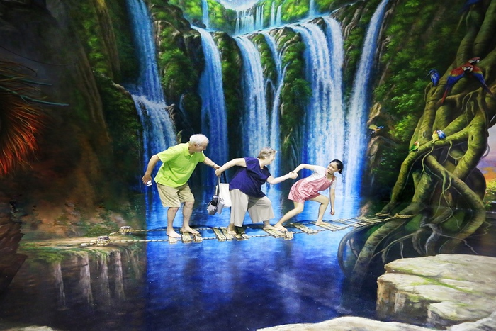 Visitors experience in the Paradise Museum Da Nang