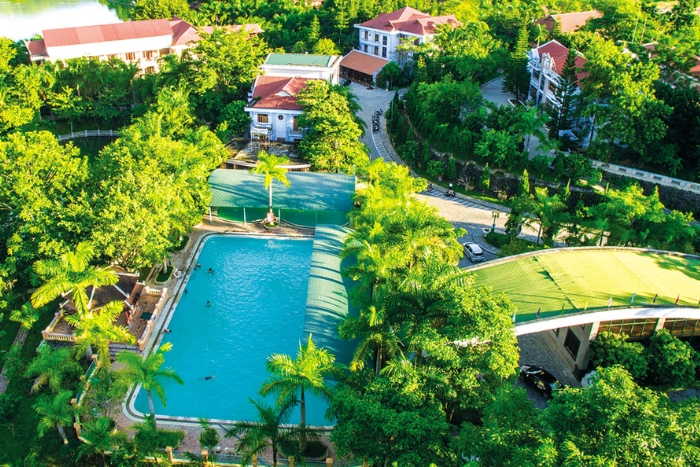 Located 4 km west of Dien Bien Phu city center, the Him Lam Resort is the first and only hotel complex in Dien Bien province