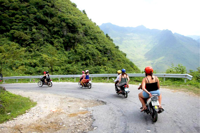 Conquer Ma Pi Leng Pass by Motorbike