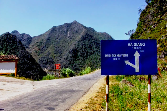 Direction sign "Turn left 600m to reach the Vuong dynasty relics"