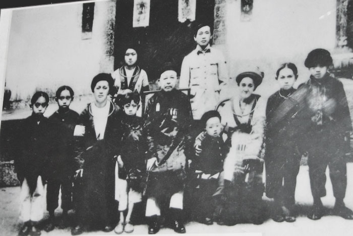 Hmong King - Vuong Chinh Duc and his family