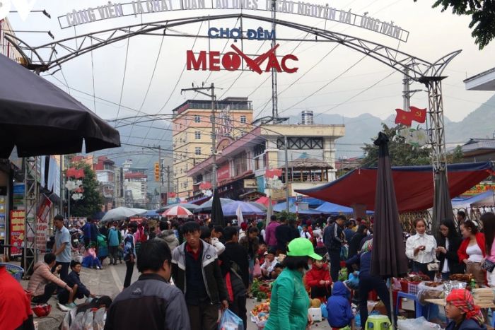 Visit the Meo Vac ethnic market