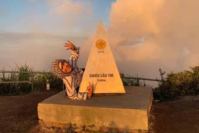 Admire the clouds at the top of Chieu Lau Thi Mountain