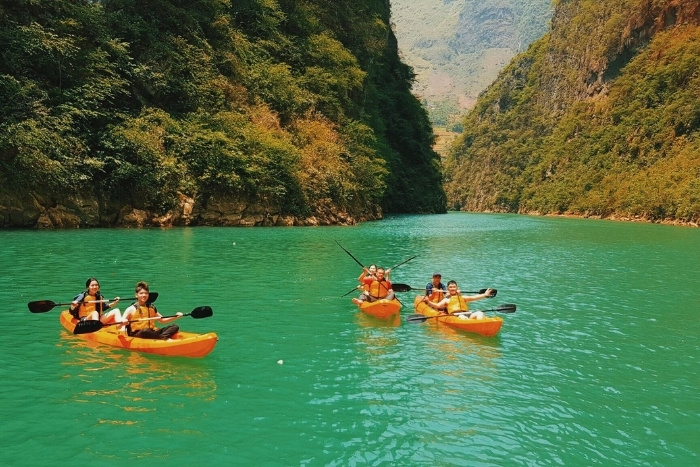 Kayaking down the Nho Que River