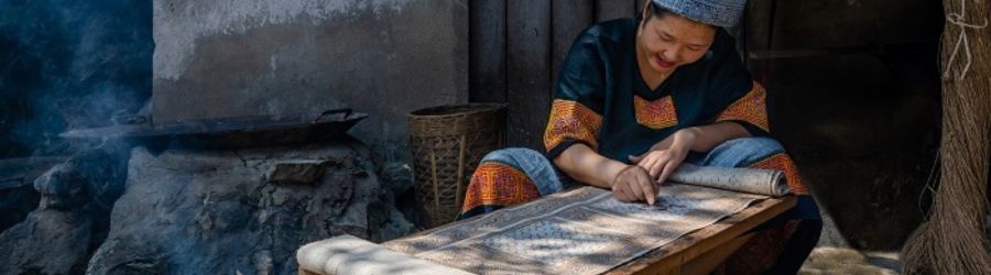 Traditional Hmong linen weaving in Lung Tam village