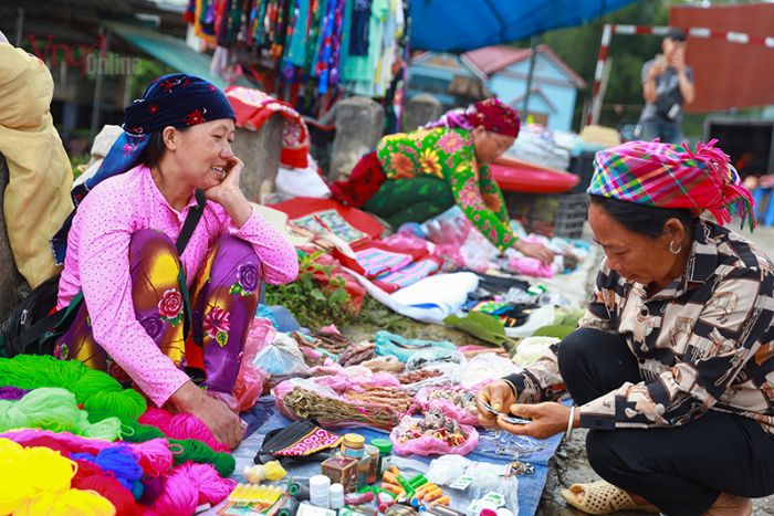 Locals joyfully chatting after shopping at Quan Ba market