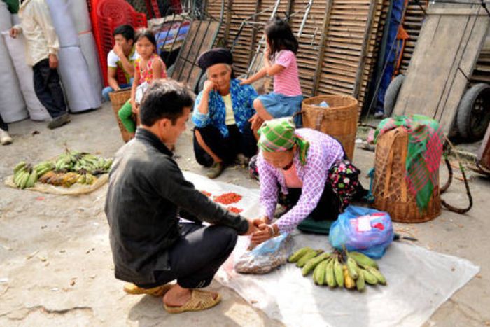 A small banana stand at Quan Ba market, Ha Giang