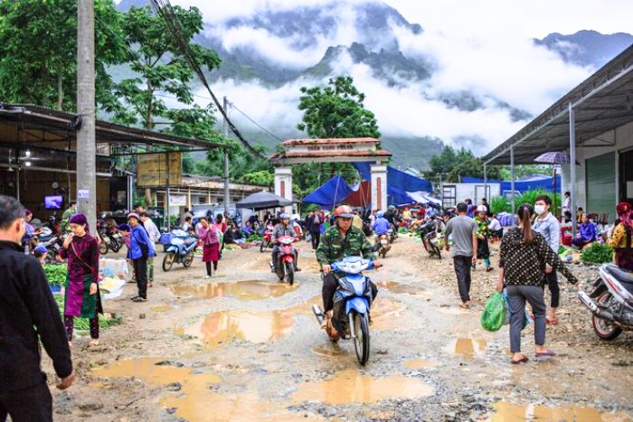 Trang Kim market is always bustling, with a constant flow of visitors