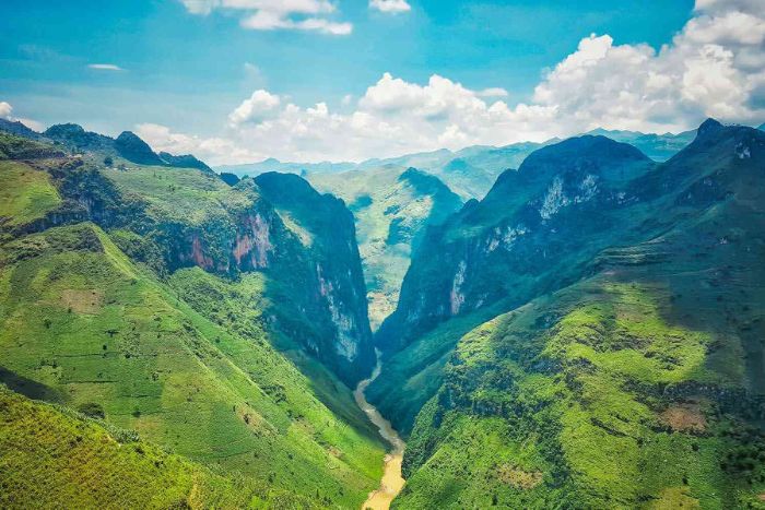 You can admire Nho Que River and Tu San Canyon while traveling on Ma Pi Leng Pass