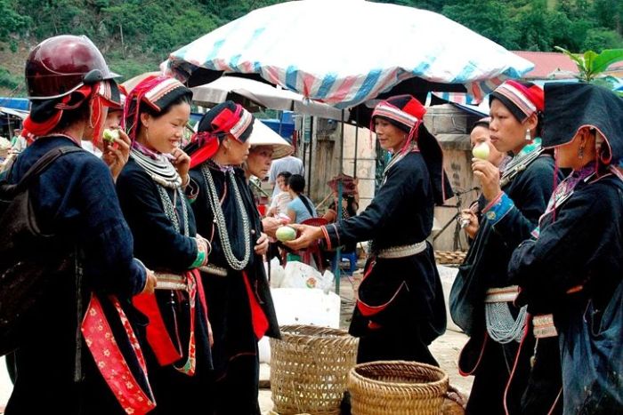 The Dao ethnic group at Yen Minh market in Ha Giang