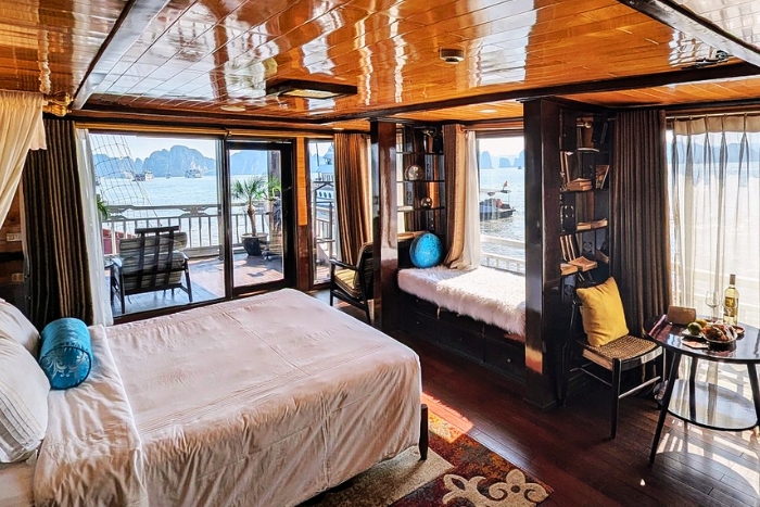 My cabin with balcony and Halong Bay view