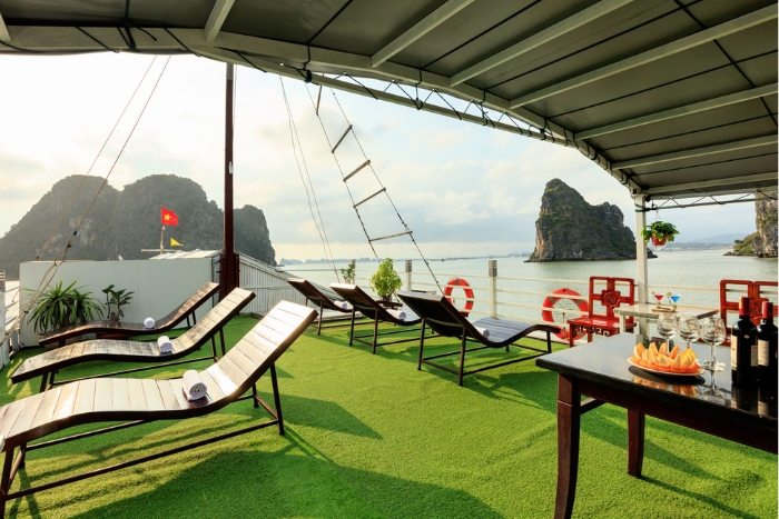Magnifique Halong bay view from sundeck on cruise 