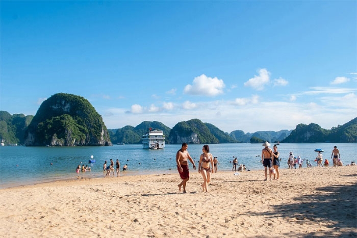 Early-morning stopover on Titop Island: a must on your cruise