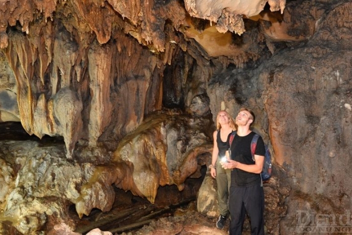 Explore Trung Trang cave 