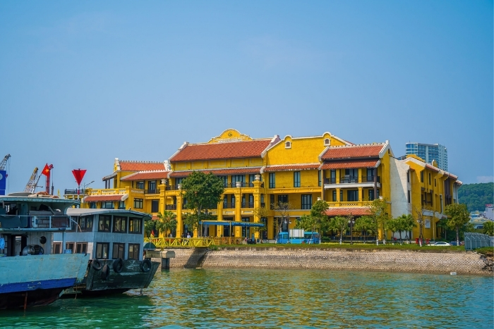 Where do cruise ships dock at Halong Bay?