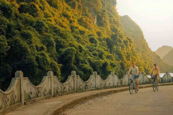 A bicycle ride to Viet Hai Village