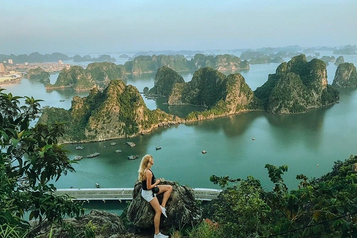 What to do in Halong Bay ? Contemplating Halong from the heights of Mount Bai Tho