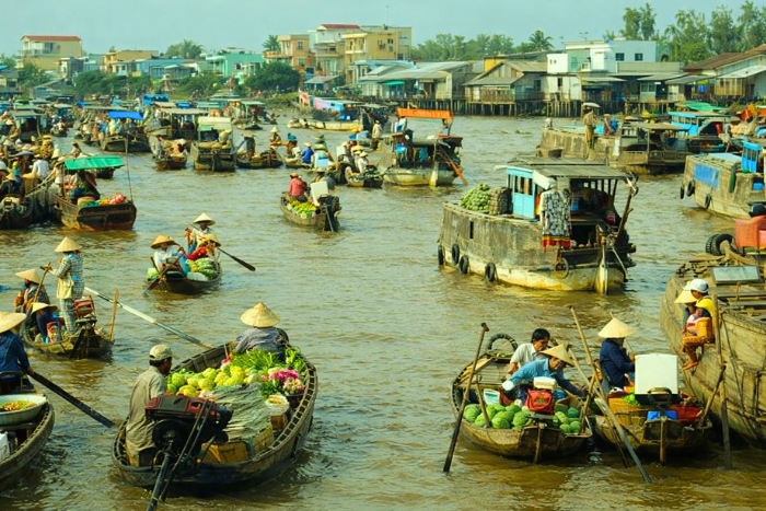 Morning scenes at the Cai Be floating market