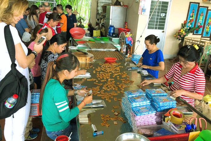 A convivial moment around coconut candy making in Ben Tre