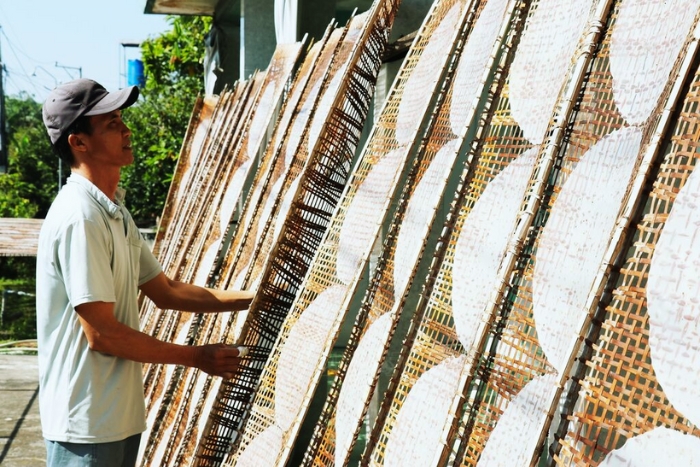 Between tradition and precise gestures: Rice crackers of Cai Be