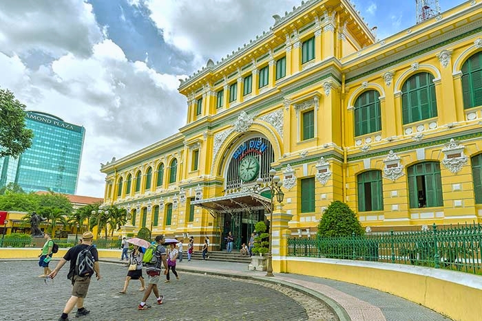 Immersion in the urban buzz of Saigon’s lively streets
