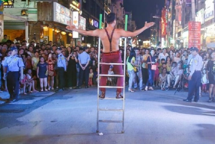 Street performent to see in Saigon nightlife