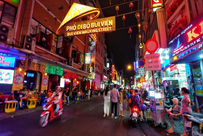 Bui Vien street at night