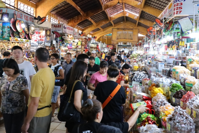 Bustling atmosphere inside Ben Thanh market