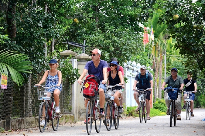 Cycling in Ben Tre 