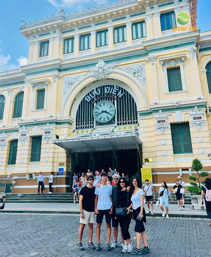 Tourists at Ho Chi Minh City Post Office 