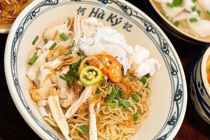 Hủ tiếu mì gà cá, the most popular dish at Hủ Tiếu Hà Ký