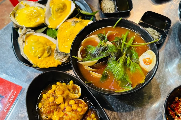 Enjoy seafood and snails at Ốc Bông