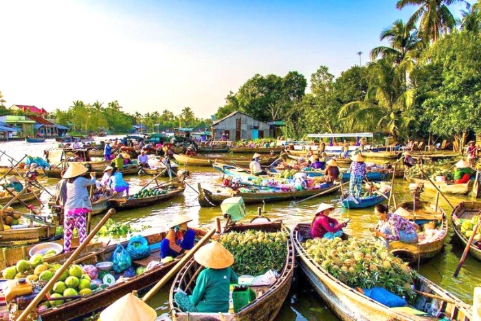 Explore the vibrant Cai Rang floating market in Can Tho