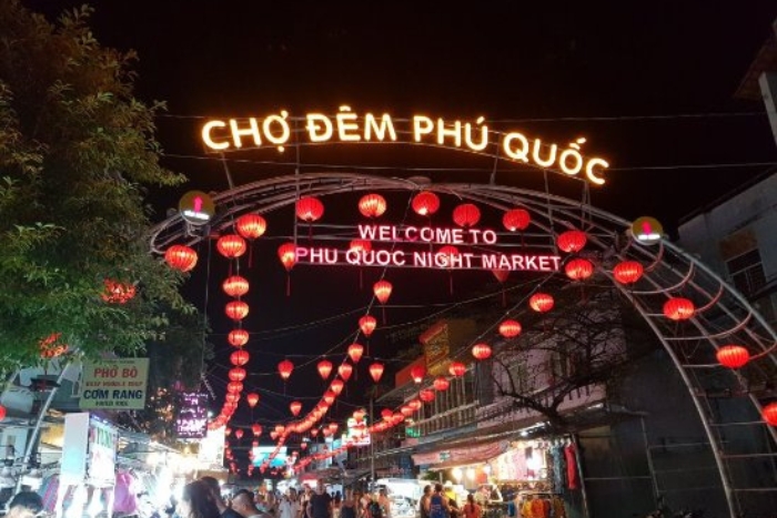 The lively nightlife of Duong Dong market