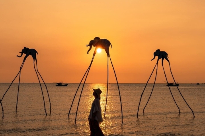 Admire the sunset at Sunset Sanato Beach Club, a magical moment between sea and sky