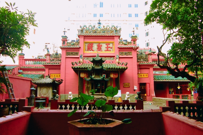 Jade Emperor Pagoda shows traditional Chinese architecture