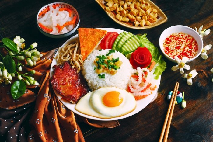 Traditional com tam with egg and pickles