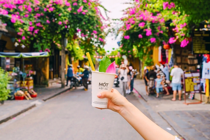 Cooling off with Mót herbal tea