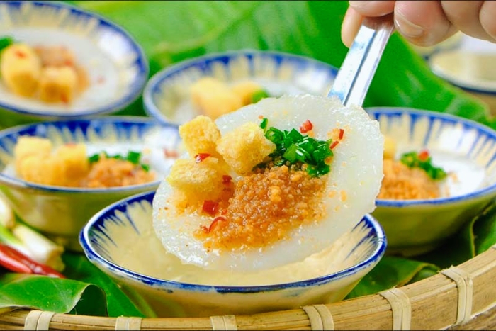 Traditional cuisine of Quy Nhon with b&aacute;nh b&egrave;o ch&eacute;n