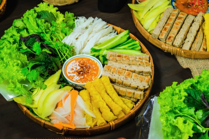Tasting nem nướng, an emblematic flavor of Nha Trang