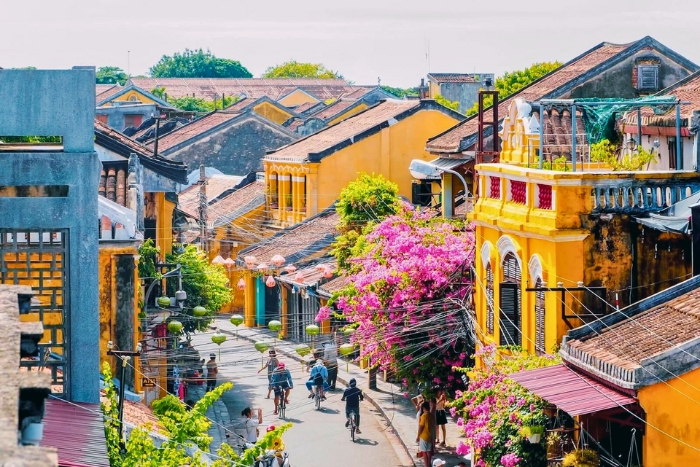 Dry season in Hoi An - sunshine and golden walls