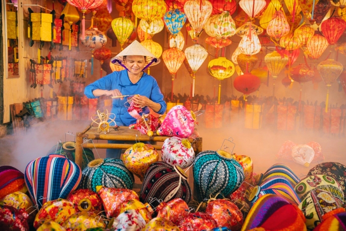 When to visit Hoi An ? Learn how lanterns are made