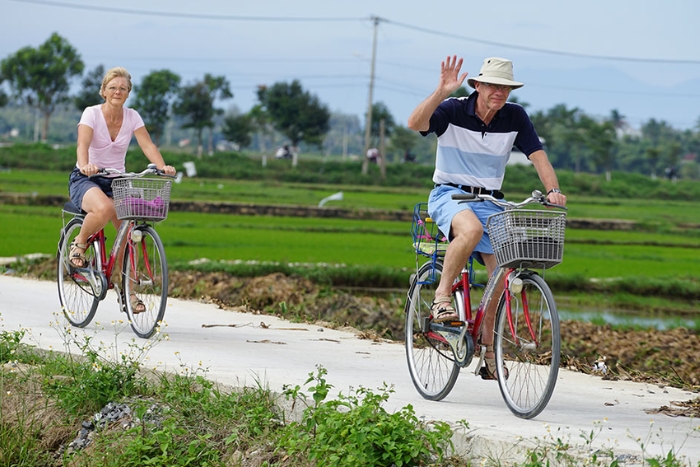Experience cycling to explore Tra Que vegetable village, Hoi An