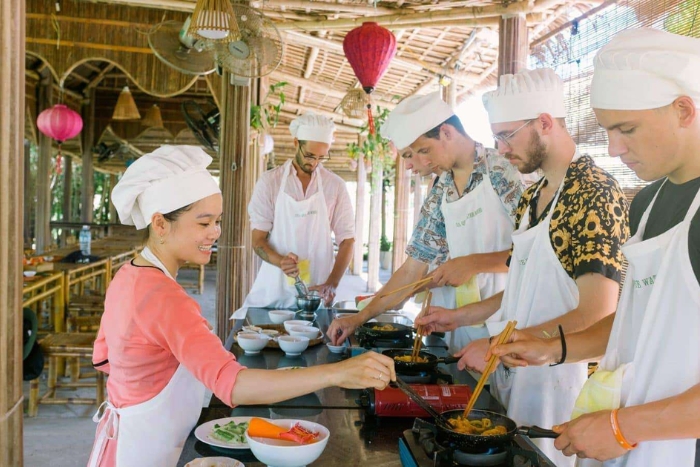 Go to Tra Que vegetable village, Hoi An to learn how to be a housewife