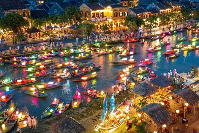 Hoi An at night is the golden time to enjoy the fun of the colorful festival