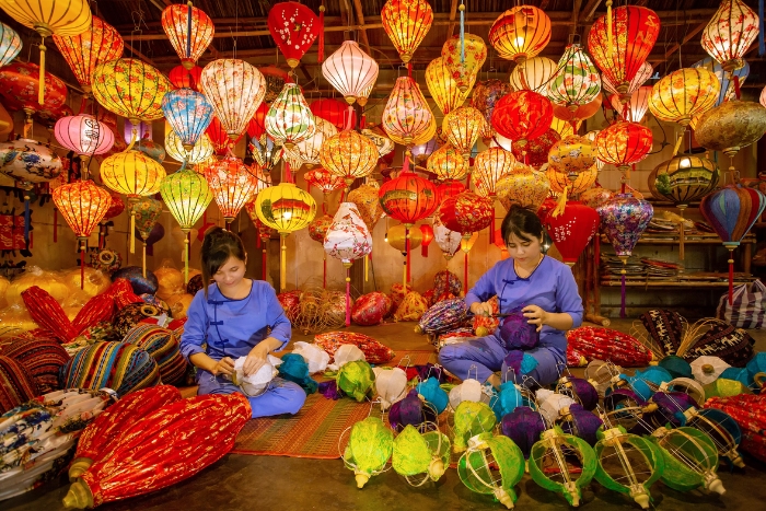 The process of making handmade lanterns - a unique cultural feature of Hoi An people