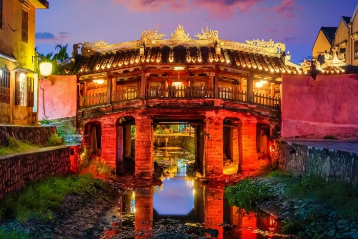 The Japanese covered bridge (Chua Cau)