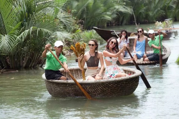 Coconut Basket Boat tour in the Bay Mau forest
