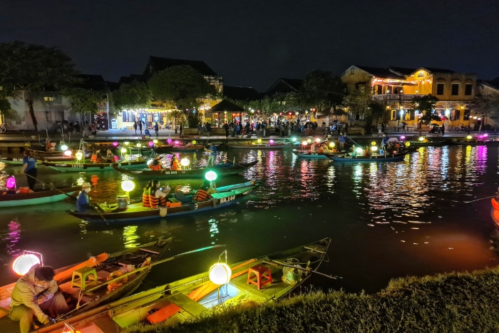 Night boat ride on Hoai River